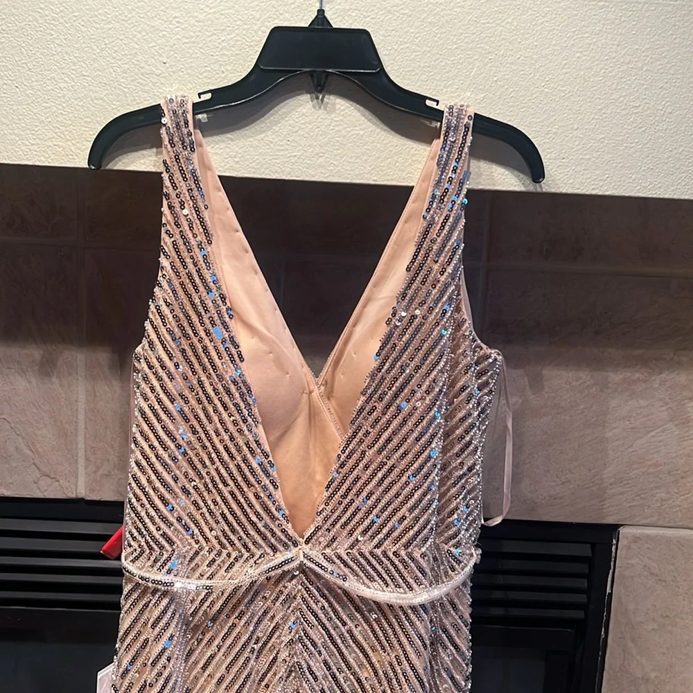 Gorgeous Mac Duggal gown - Picture 7 of 9